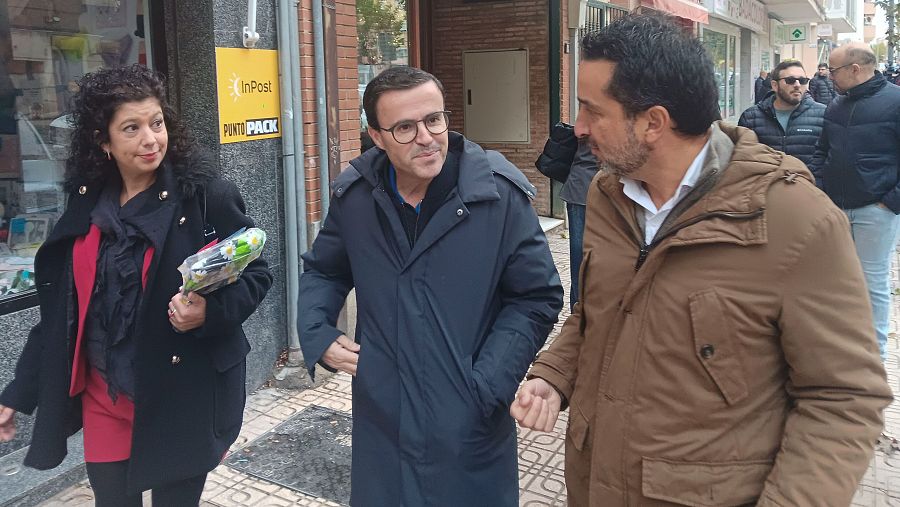 El candidato del PSOE a la presidencia de la Junta de Extremadura, Miguel Angel Gallardo (c), tras visitar el centro comercial abierto (CCA) San Roque en Badajoz