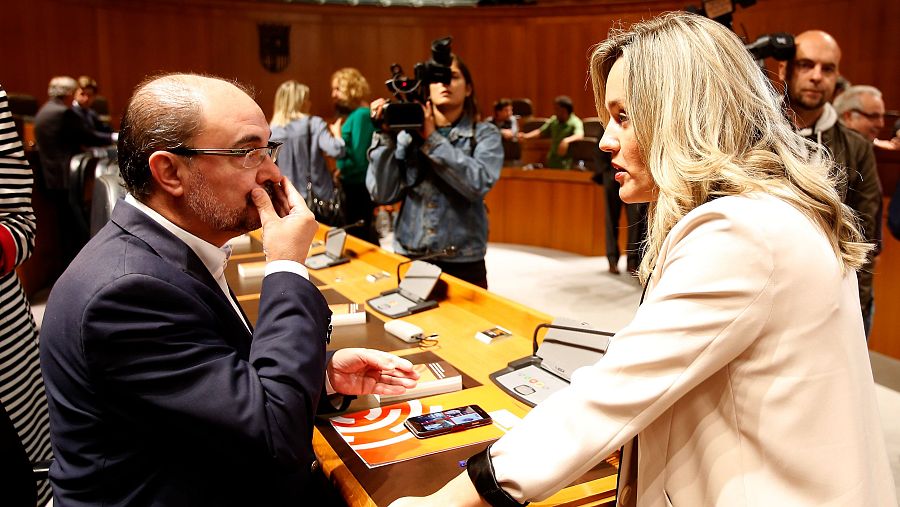 Pilar Alegría con Javier Lambán en las Cortes de Aragón (2016)