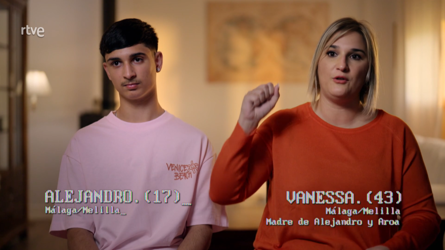 Alejandro, junto a su madre Vanessa, habla de su adicción a los videojuegos.