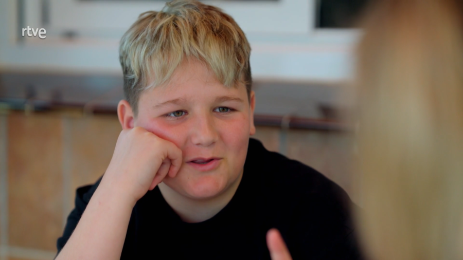 Iker le pide un euro a su madre para conseguir mejoras en un juego.