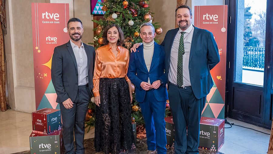 Gorka Rodríguez, Isabel Gemio, Roberto Santamaría, director de RNE, y Martín Llade han presentado la programación de Navidad de RNE