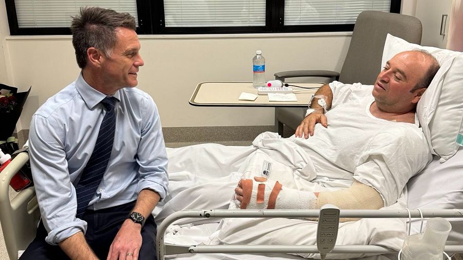 El líder político de Nueva Gales del Sur, Chris Minns, visita en el hospital a Ahmed al Ahmed, el hombre que desarmó a uno de los autores del atentado perpetrado n Sídney