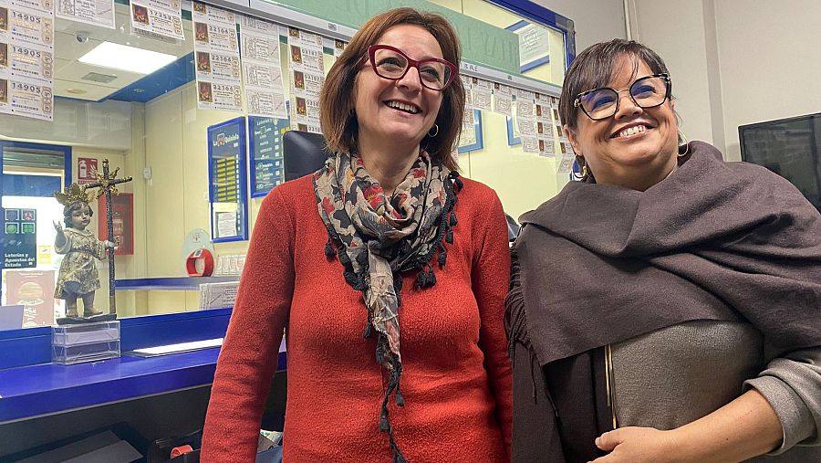 Cari y María José, en su administración de lotería de El Niño