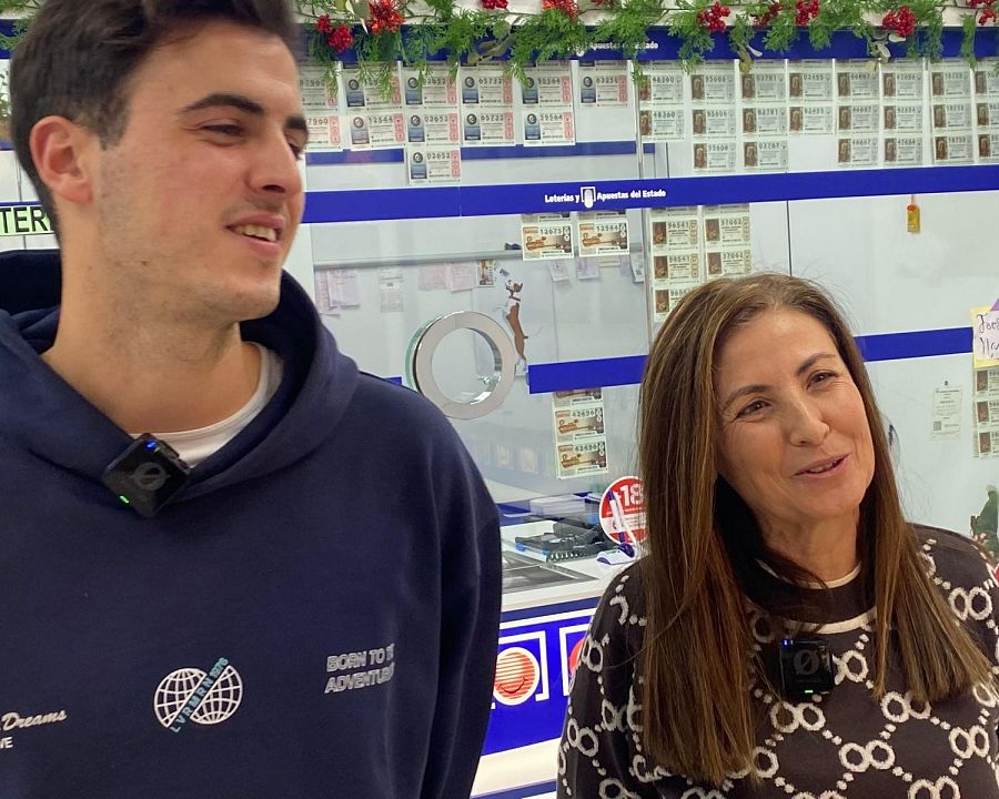 Juan Miguel Monte Gala y su madre, Esperanza Gala, en la administración de Tobarra, Albacete.