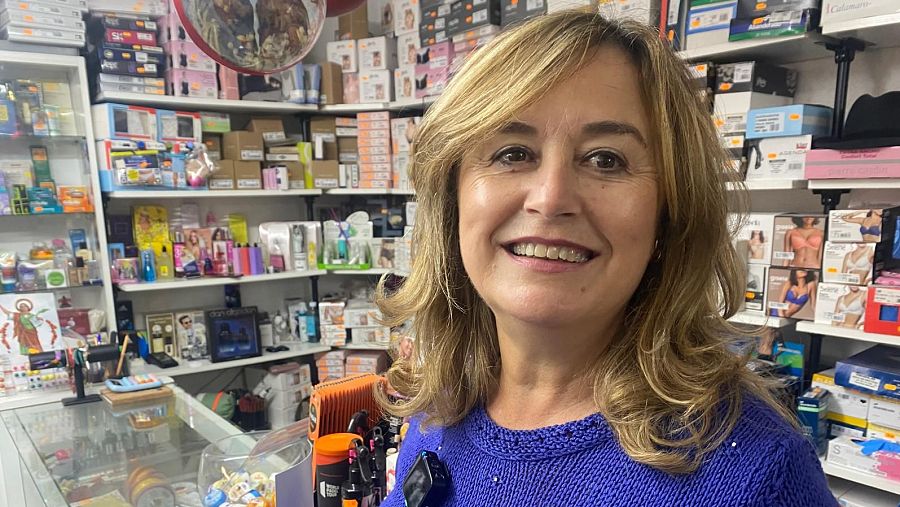 Luz Rabadán en su tienda de El Pedernoso, Cuenca