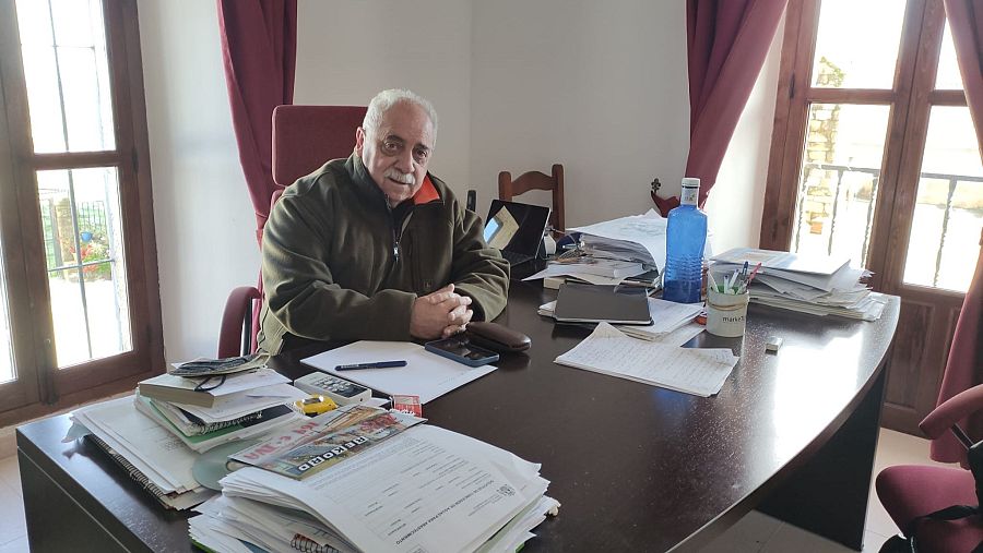 Alberto Buj, alcalde de Benquerencia, nos atiende en su despacho en el consistorio.