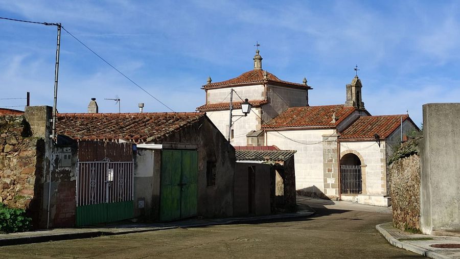 Calle de Benquerencia, con la Ermita del Cristo del Amparo, al fondo.