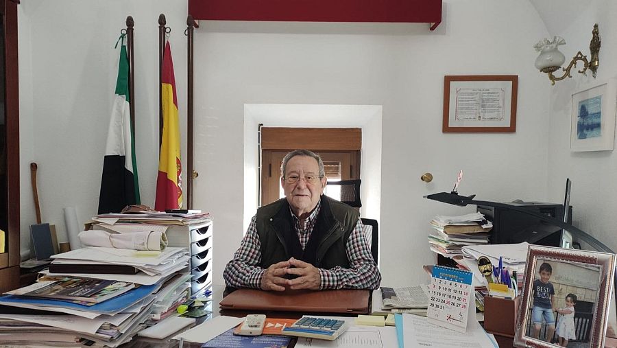 El alcalde de Ruanes, José Rodríguez, en su despacho.