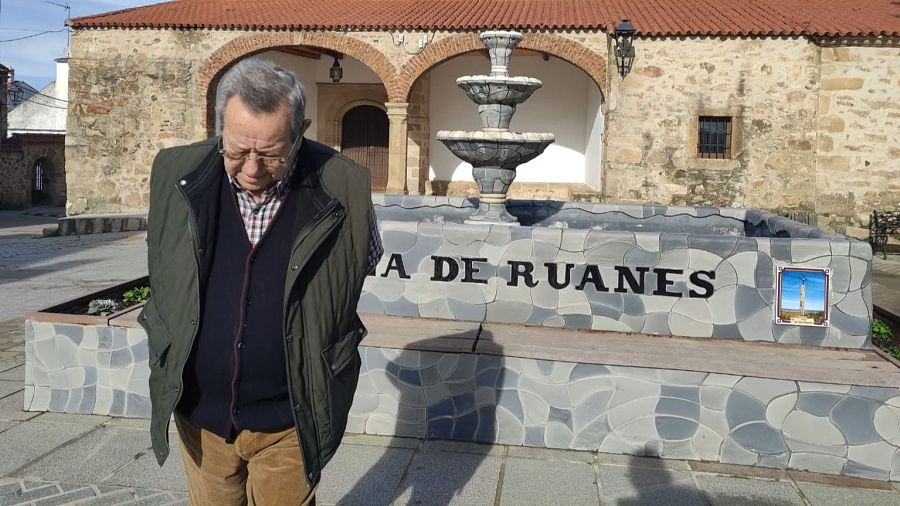 El alcalde de Ruanes, José Rodríguez, nos enseña una de las plazas del municipio.