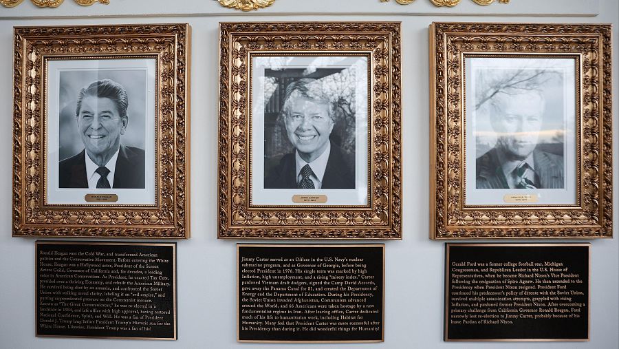 Trump instala placas en los retratos de Biden y Obama que los ridiculizan
