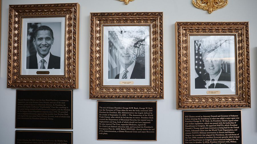 Trump instala placas en los retratos de Biden y Obama que los ridiculizan