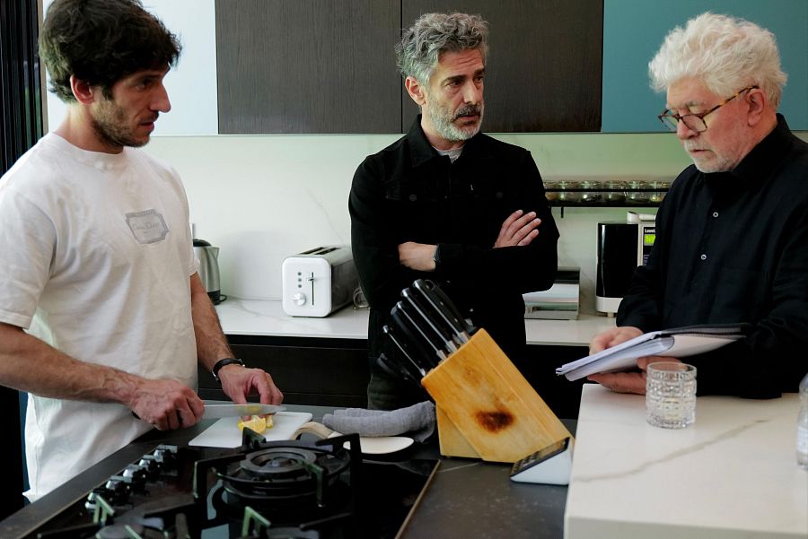 Quim Guitiérrez, Leonardo Sbaraglia y Pedro Almodóvar, durante el rodaje de 'Amarga Navidad'