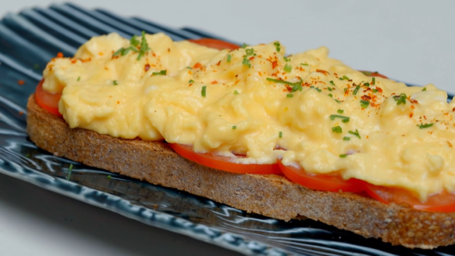 Els ous remenats no tenen un origen geogràfic concret, però es vincula a famílies humils.