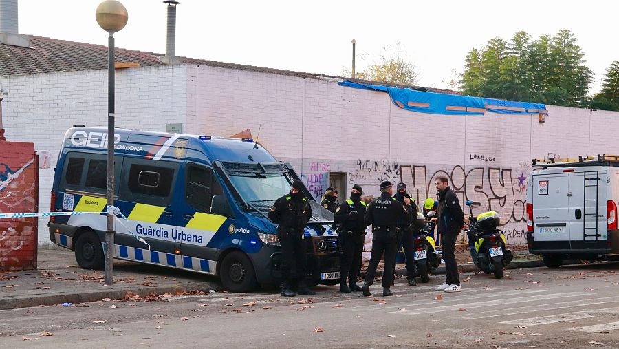 Agents de la unitat antidisturbis de la Guàrdia Urbana de Badalona vigilen el B9 l’endemà del desallotjament.  (ACN | Gemma Sánchez Bonel)