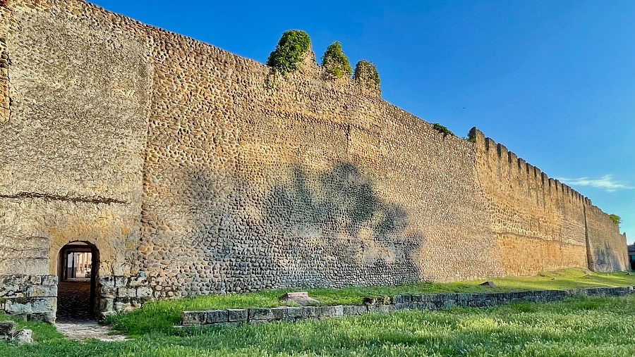 Las imponentes murallas medievales de Mansilla de las Mulas, uno de los tramos mejor conservados del Camino Francés en la provincia de León.