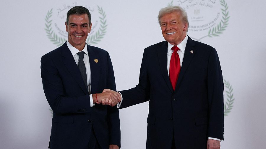 Pedro Sánchez y Donald Trump en la firma del acuerdo de paz en el conflicto palestino-israelí
