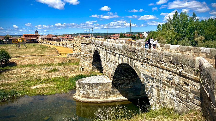 El puente del Paso Honroso, en Hospital de Órbigo, uno de los más emblemáticos del Camino Francés.