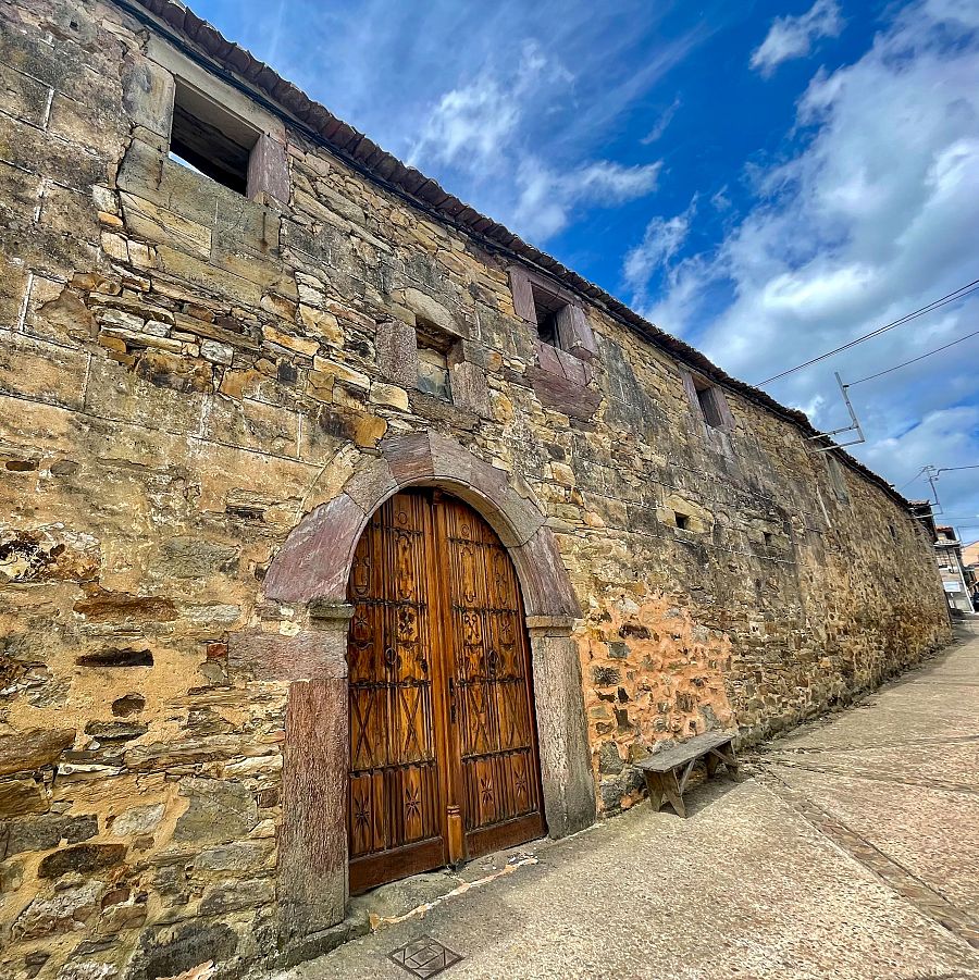 Arquitectura tradicional maragata en Rabanal del Camino, uno de los pueblos con más encanto del Camino Francés antes de ascender a los Montes de León.