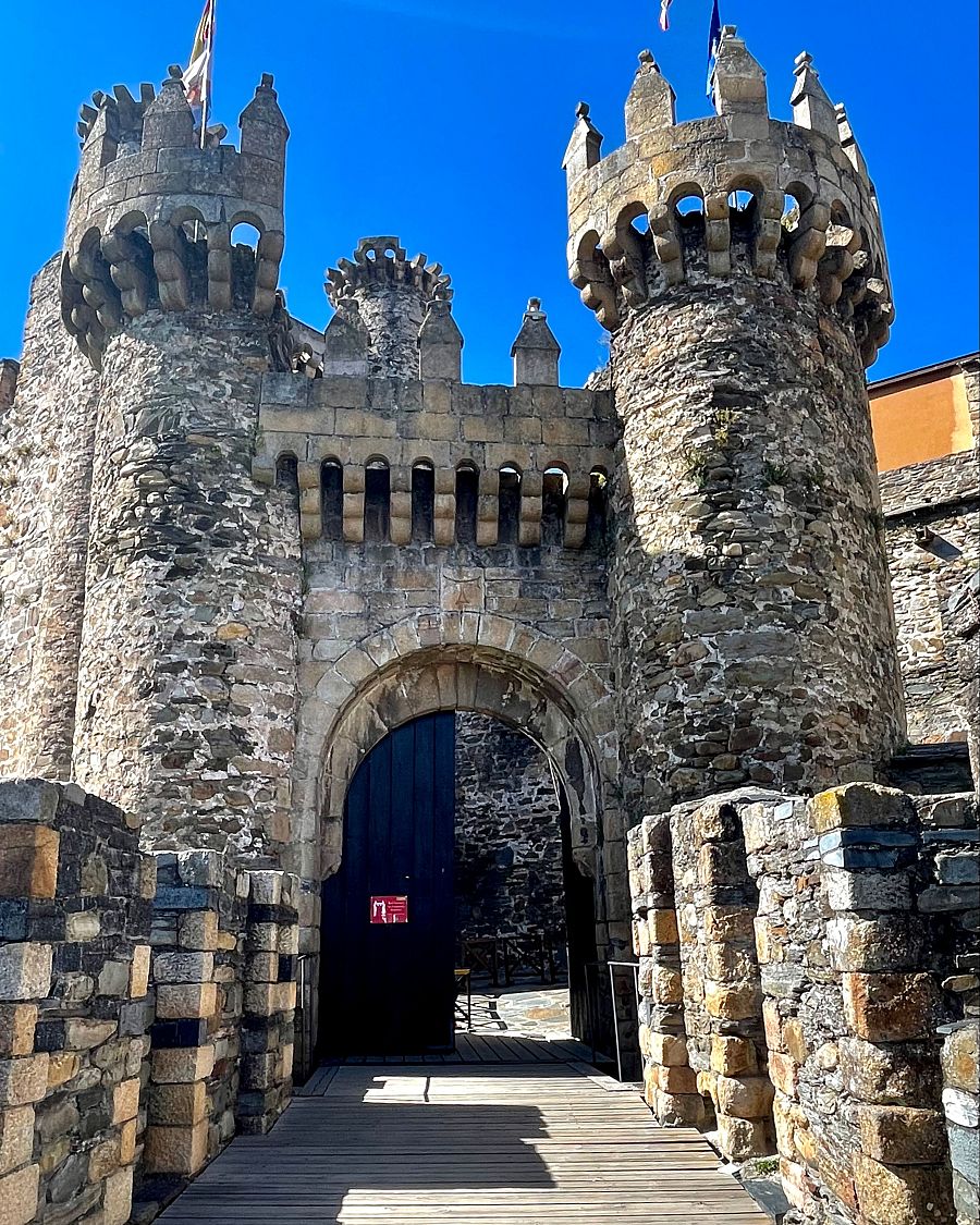 Entrada principal del Castillo de los Templarios de Ponferrada