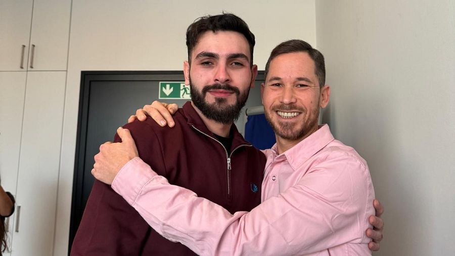 A la izquierda, Alaa Hamoudi; a la derecha, su abogado Iftach Cohen