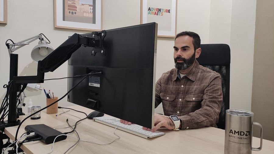 Jorge Sevilla nos atiende desde su oficina, en Valencia de Alcántara.