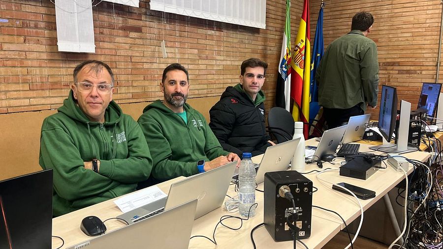El equipo de jueces de atletismo, encargados de cronometrar el debate.
