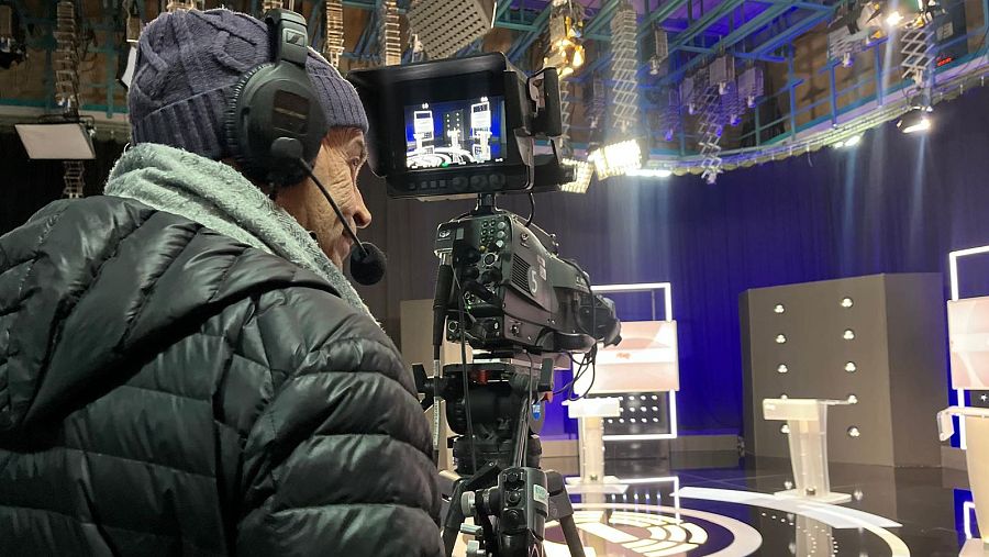 Un operario de cámara, listo para que arranque el debate electoral.