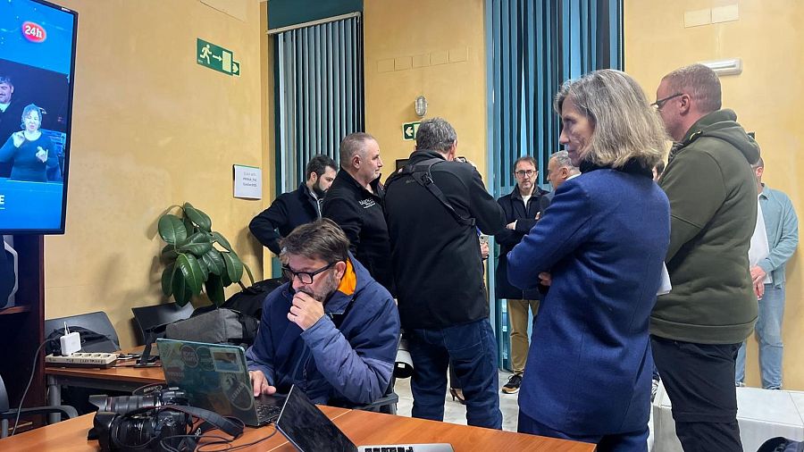 Los periodistas y fotógrafos siguen el debate electoral en una sala anexa.