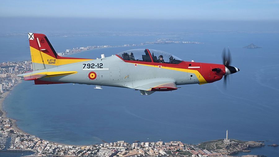 Leonor sobrevolando el Mar Menor en el Pilatus