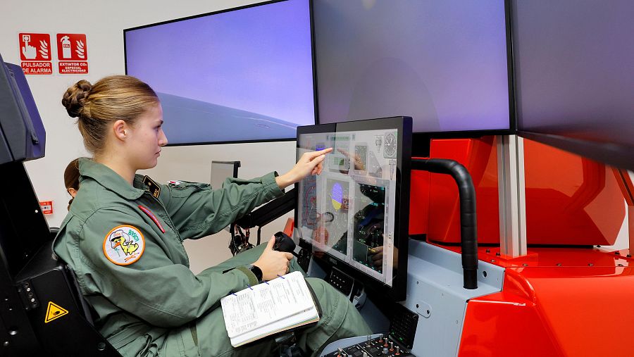 La princesa de Asturias en el simulador de vuelo