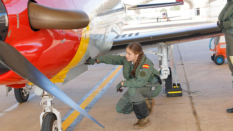 La princesa realizando una revisión antes de volar