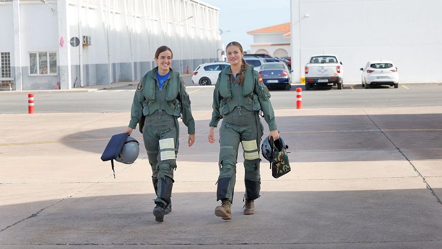 La princesa Leonor junto a su instructora, antes de un vuelo de enseñanza