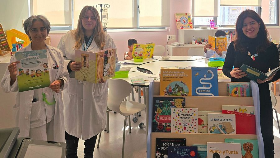 La directora de LEAN, Cristina Hermoso de Mendoza, junto a sanitarias del Hospital 12 de Octubre.