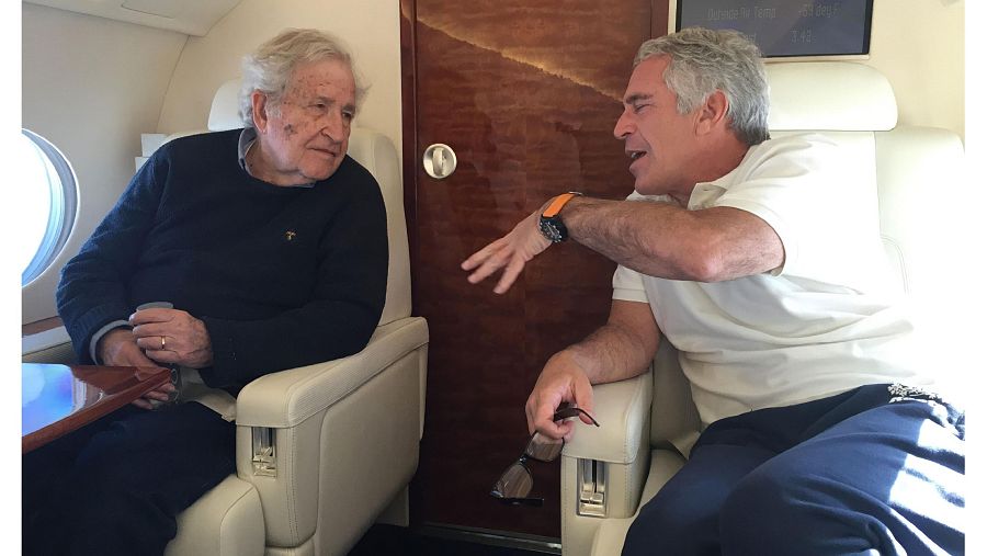 Fotografía de los archivos del caso Jeffrey Epstein, difundida por el Partido Demócrata, en el que se ve a este con Noam Chomsky en un avión privado
