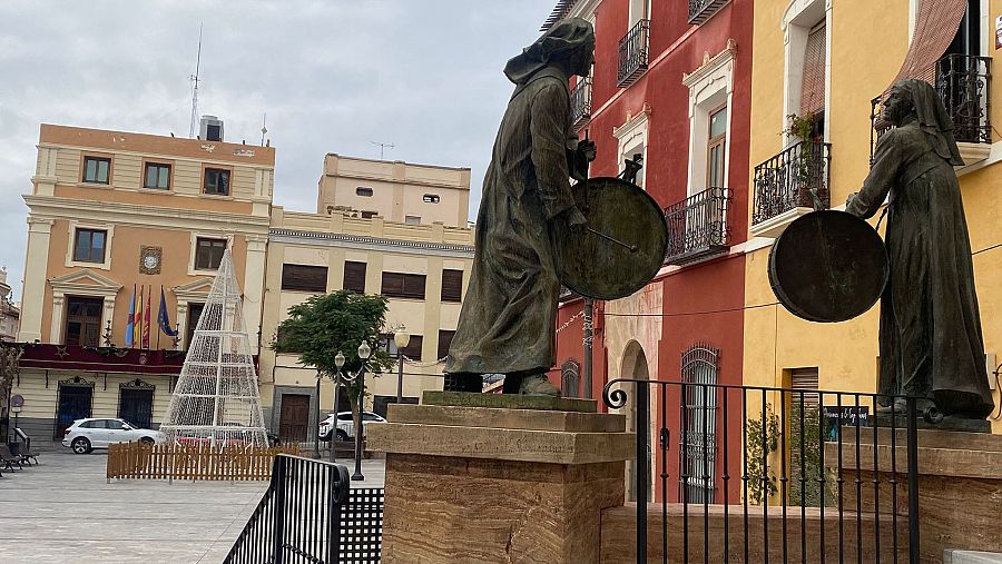 Monumento a los tamboristas de Mula con el ayuntamiento al fondo
