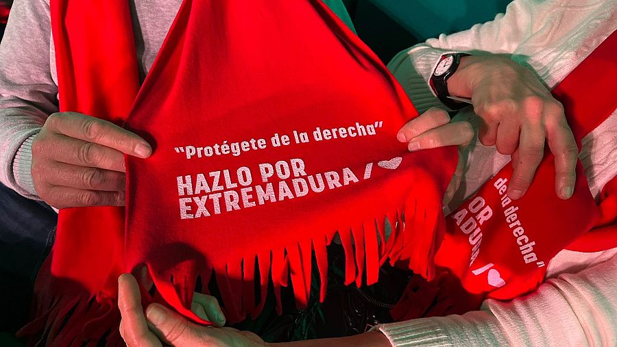 Bufanda que se ha entregado a los asistentes al mitin.