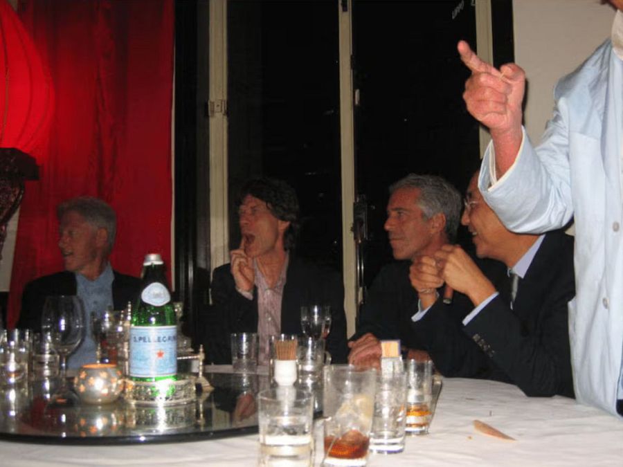 Jeffrey Epstein junto al cantante Mick Jagger y el expresidente Bill Clinton