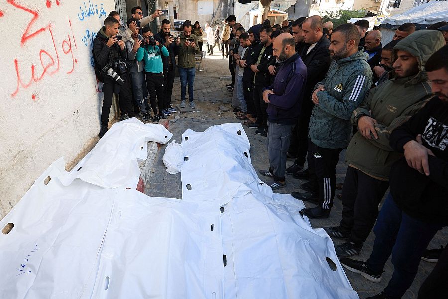 Los dolientes asisten al funeral de los palestinos muertos en un ataque israelí el viernes