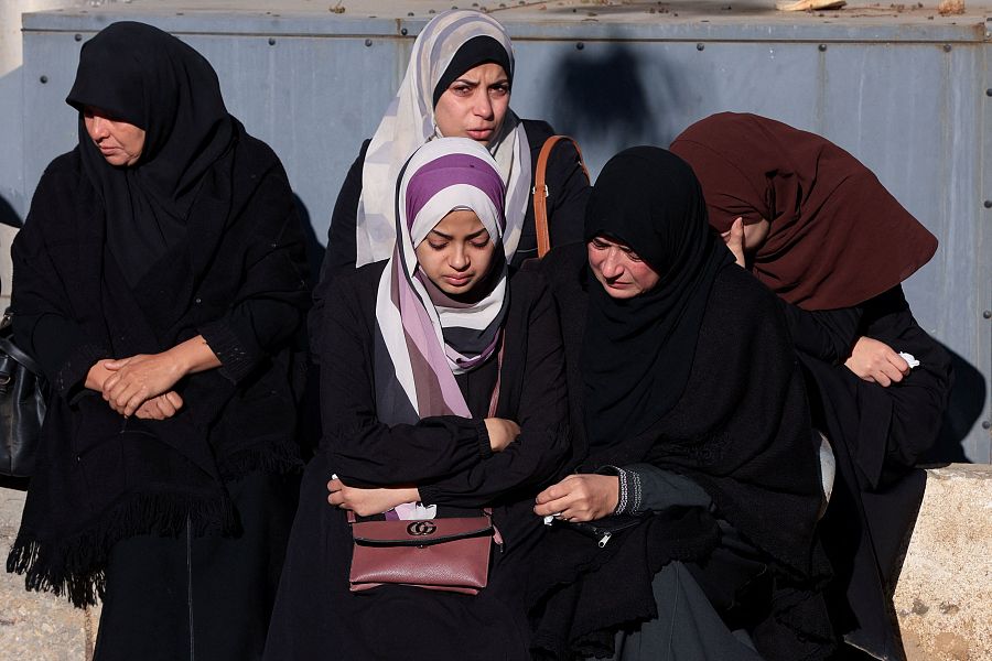 Mujeres dolientes reaccionan durante el funeral de los palestinos muertos en un ataque israelí el viernes en el hospital Al-Shifa de Ciudad de Gaza