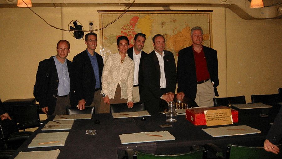 El expresidente estadounidense Bill Clinton, Ghislaine Maxwell y el actor Kevin Spacey en una imagen tomada en la finca de Jeffrey Epstein