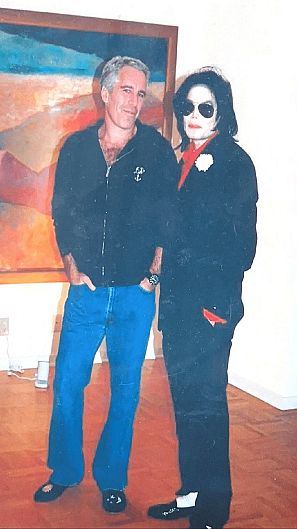 Jeffrey Epstein posa con Michael Jackson