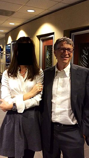 El magnate Bill Gates posando junto a una mujer con el rostro censurado para proteger su identidad