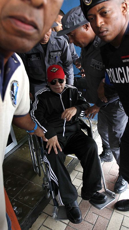 El exdictador panameño Manuel Antonio Noriega sale escoltado por policías y guardias penitenciarios, en una imagen de archivo