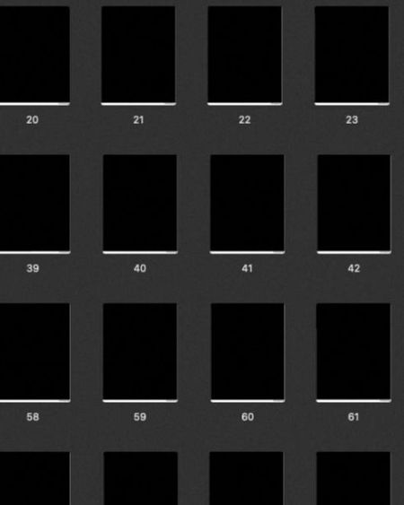 Una hoja de páginas censuradas relacionadas con el difunto financiero y delincuente sexual condenado Jeffrey Epstein se muestra en la pantalla de un ordenador