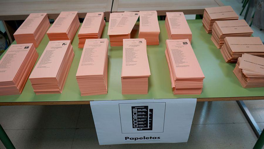 Abren los colegios electorales con normalidad en las elecciones de Extremadura de este 2025