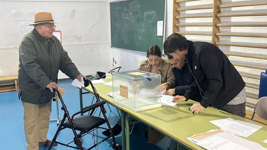 José espera para dipositar su voto en la urna.