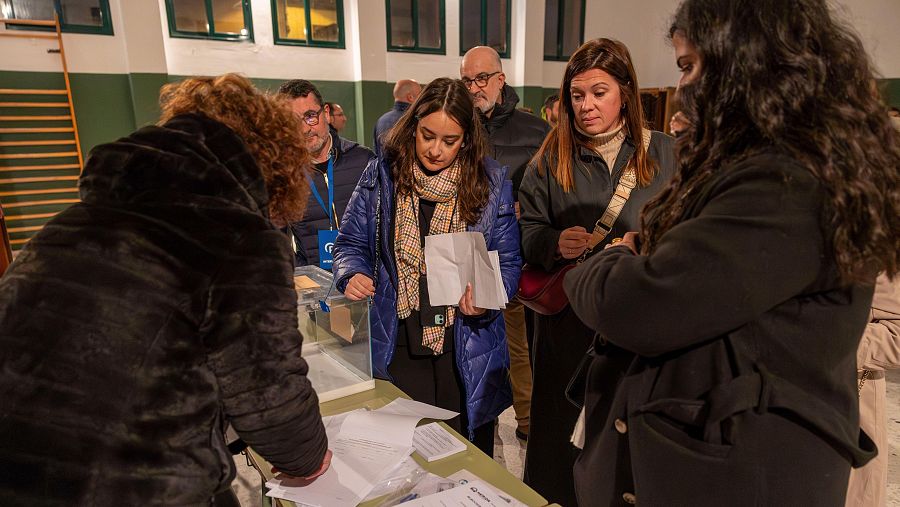 Constitución de una mesa electoral en el Colegio Suaárez Somonte en Mérida