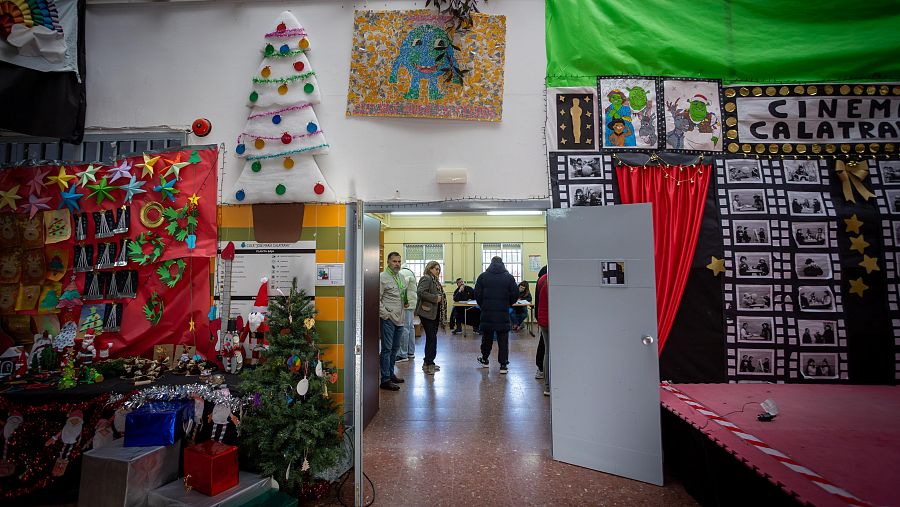 La decoración navideña, muy presente en los colegios electorales de estos comicios