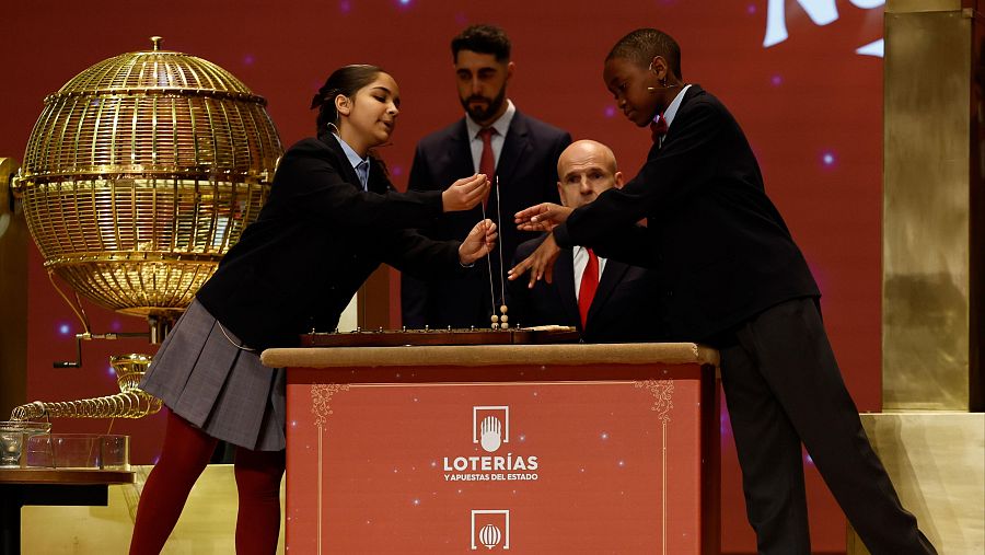 Samanta Fuster (i) y Ángel Abaga (d) cantan el segundo premio