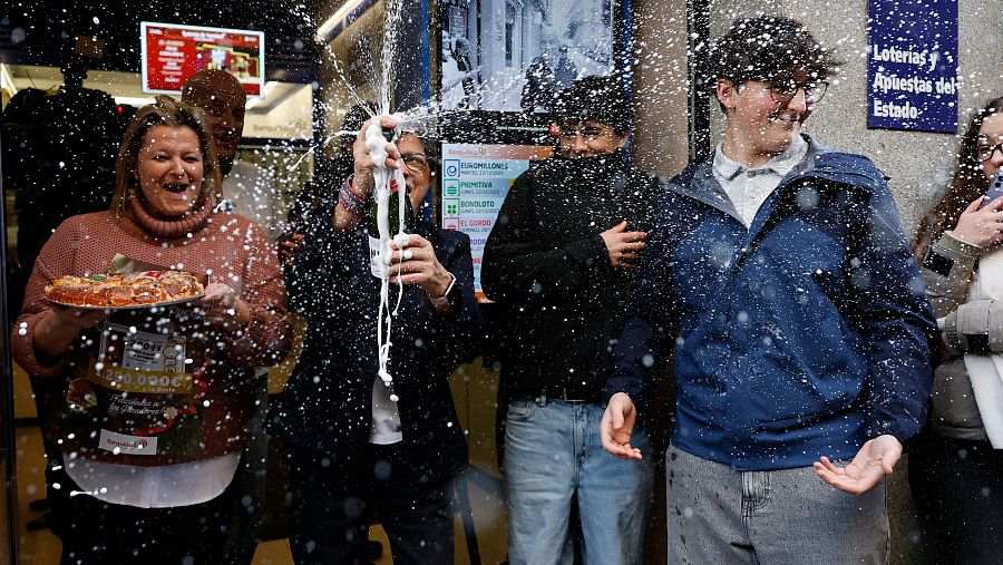 Los nietos de Raquel Méndez, Diego y Eric, celebran que su abuela haya vendido el segundo premio de la Lotería de Navidad